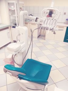 Zdjęcie przedstawia unit stomatologiczny wraz z fotelem.