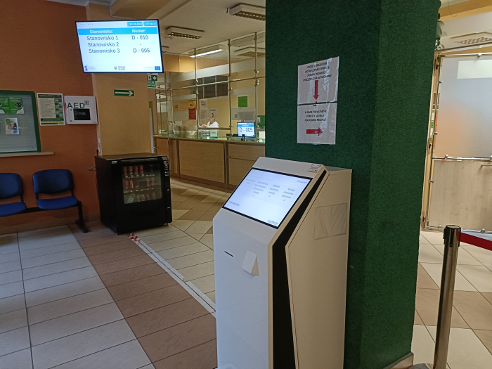 Rejestracja główna. Automat do wydawania biletów oraz system przywoławczy numerki.