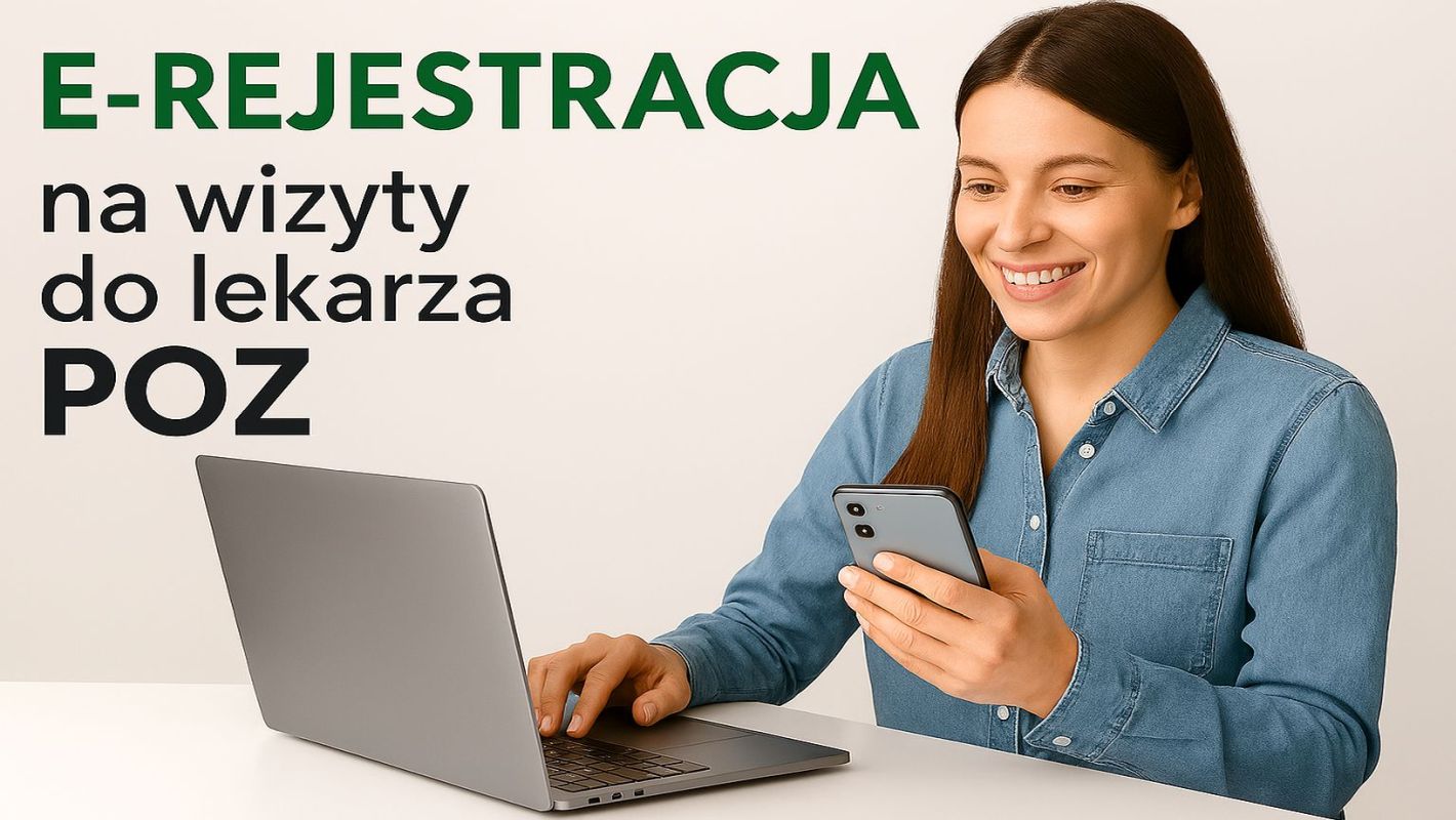 Kobieta siedzi przed komputerem, trzyma telefon. Treść "e-rejestracja na wizyty do lekarza POZ. "